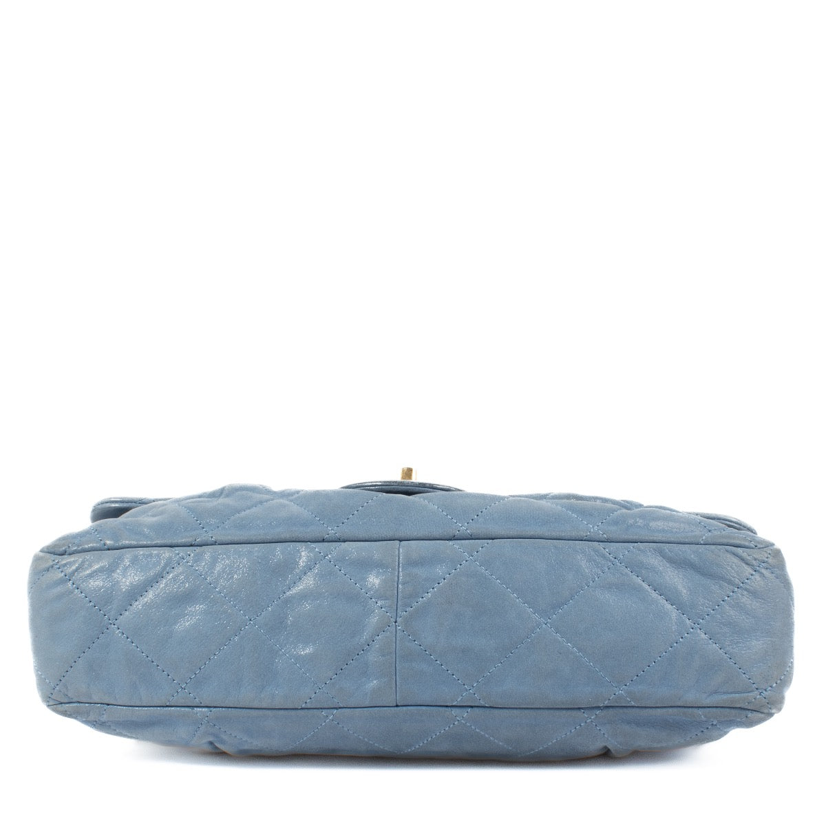 Shop safe online at Labellov in Antwerp, Brussels and Knokke this 100% authentic second hand Chanel Blue Iridescent Calfskin Medium Classic Flap Bag.
