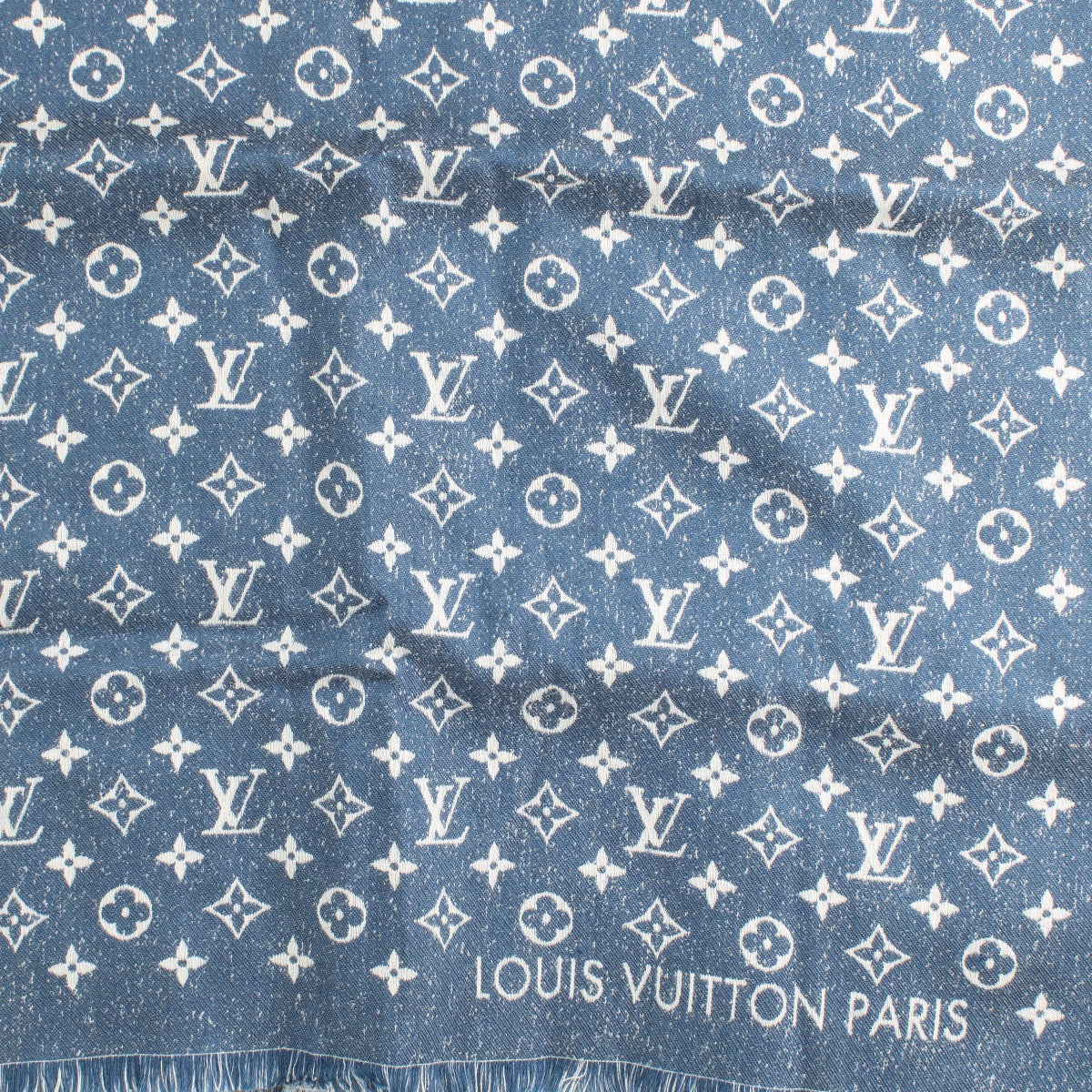 Shop safe online at Labellov in Antwerp, Brussels and Knokke this 100% authentic second hand Louis Vuitton Denim Blue Monogram My Daily Scarf