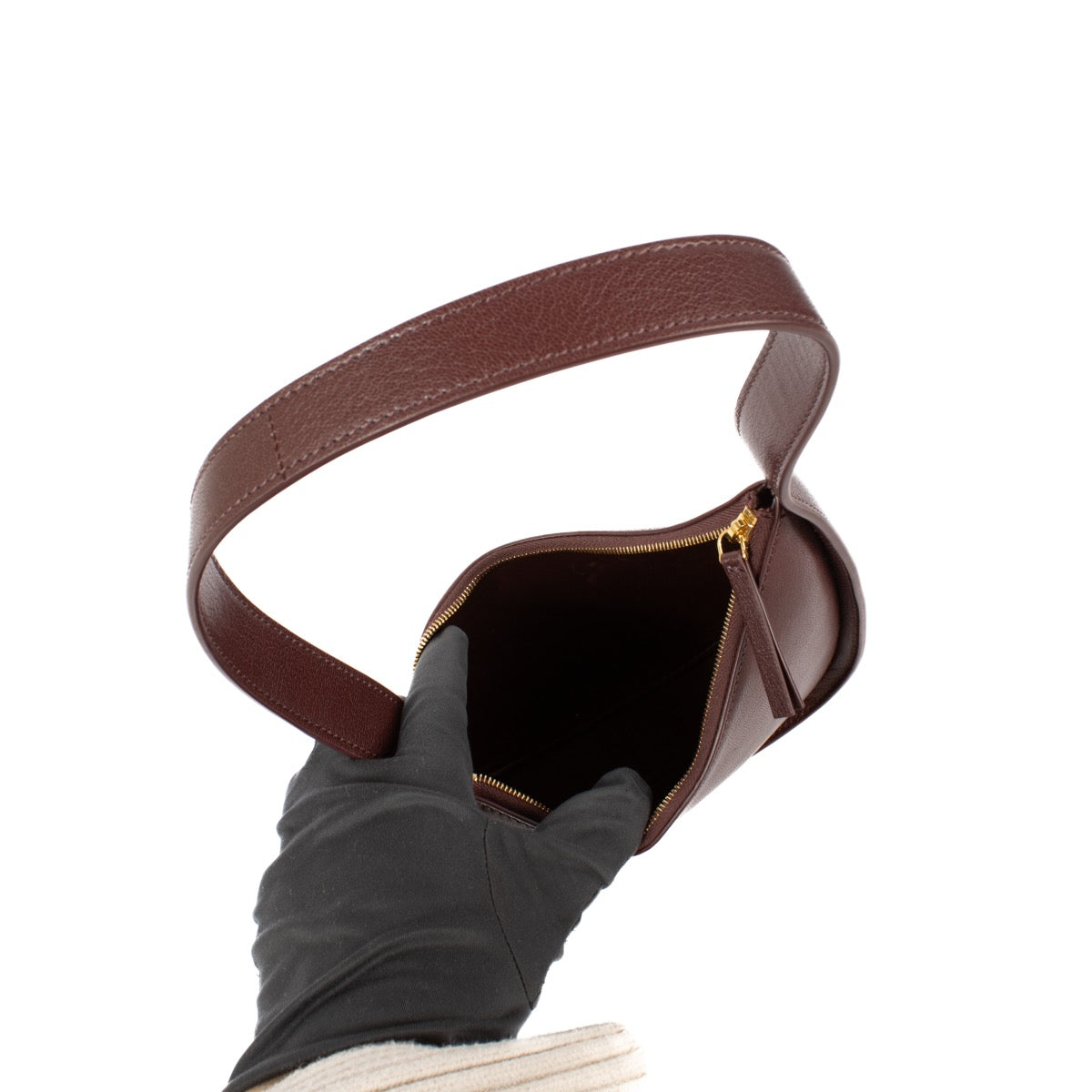 Shop safe online at Labellov in Antwerp, Brussels and Knokke this 100% authentic second hand The Row Raisin Shiny Kid Leather Half Moon Bag. Veilig online tweedehands authentieke The Row Raisin Shiny Kid Leather Half Moon handtas kopen bij Labellov.