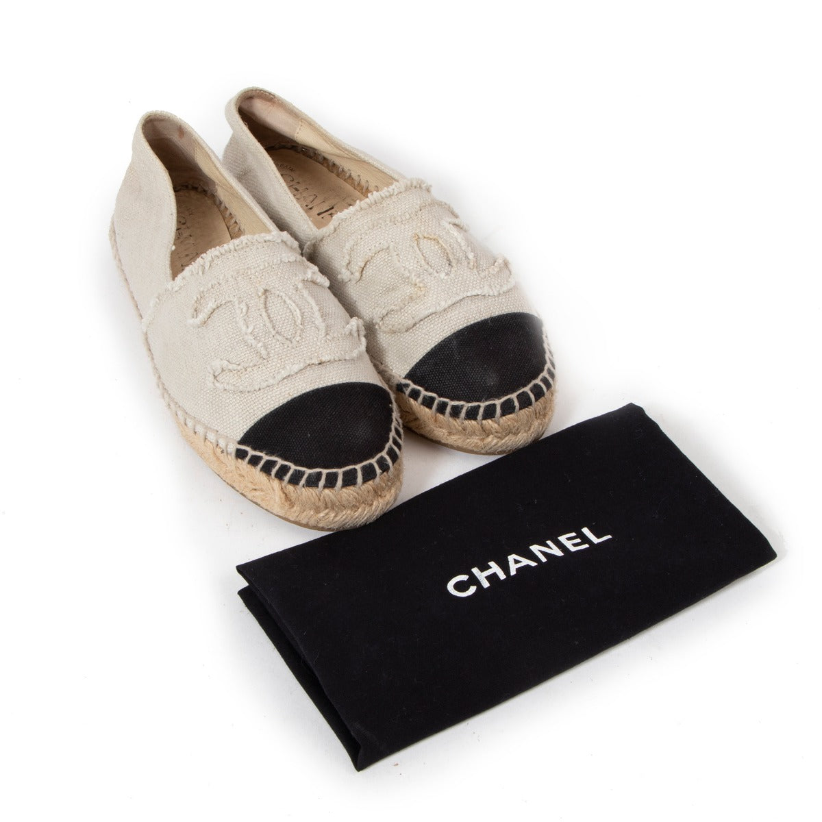 Vintage luxury goods in Antwerp Second-hand designer items in Antwerp LabelLov Antwerp Good quality designer shoes Chanel Canvas Espadrilles Beige Black Sandals
