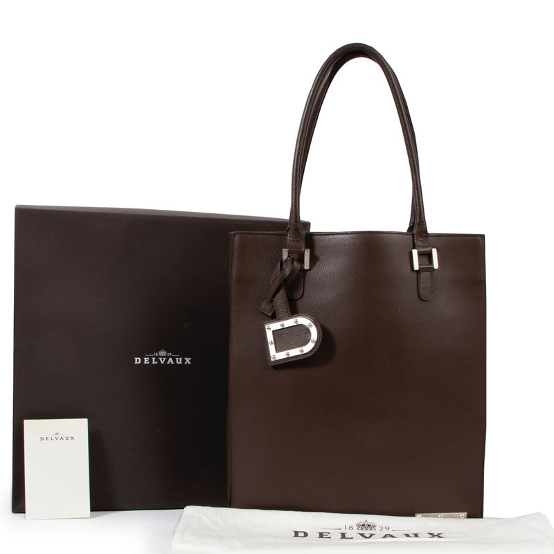 Buy an authentic second hand Delvaux Chocolat Brown Jeff Gm Jumping Shoulder Bag in very good condition at Labellov