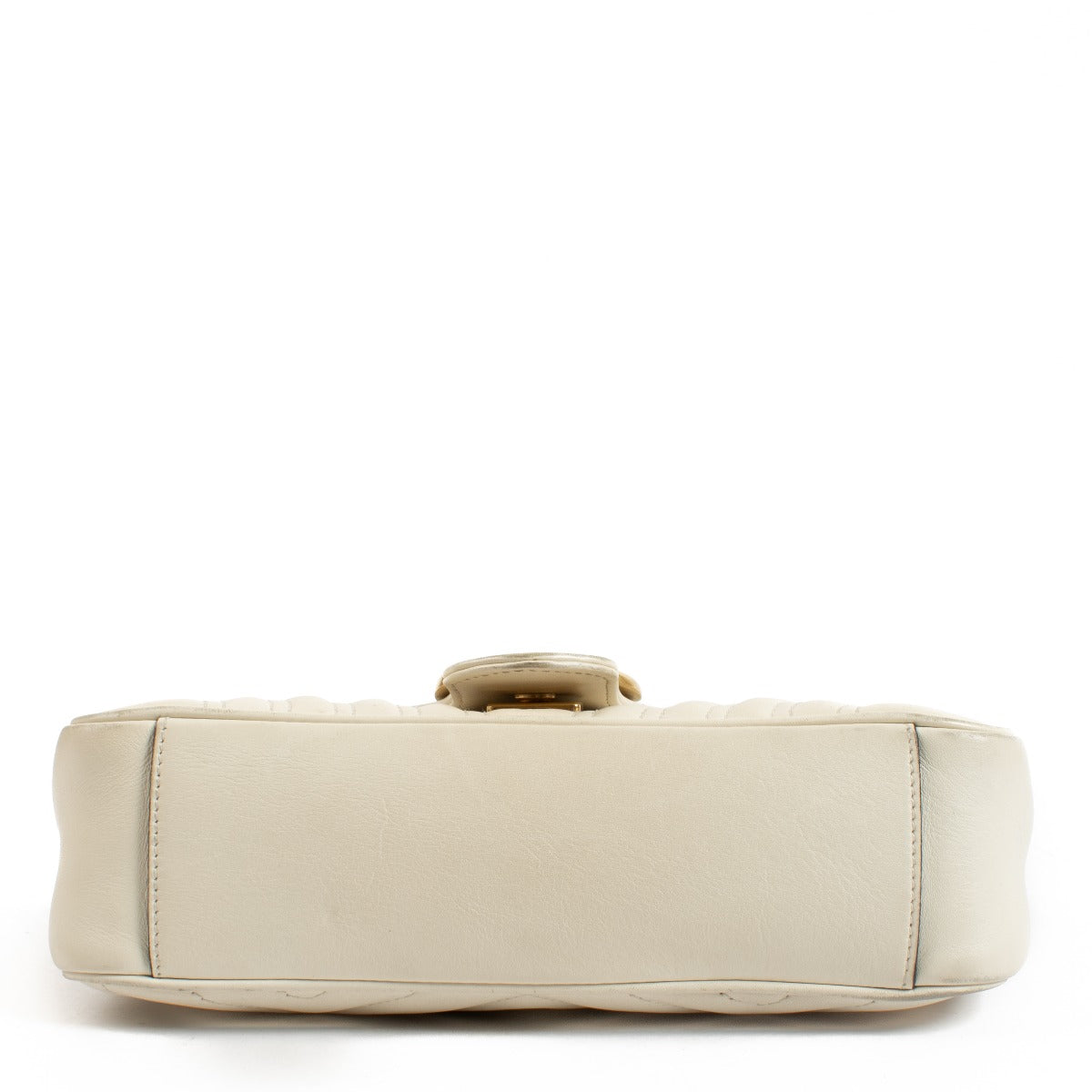 Gucci White Leather Marmont Bag for the best price at Labellov secondhand luxury in Antwerp and Knokke. We buy and sell your preloved and brand new designer bags.