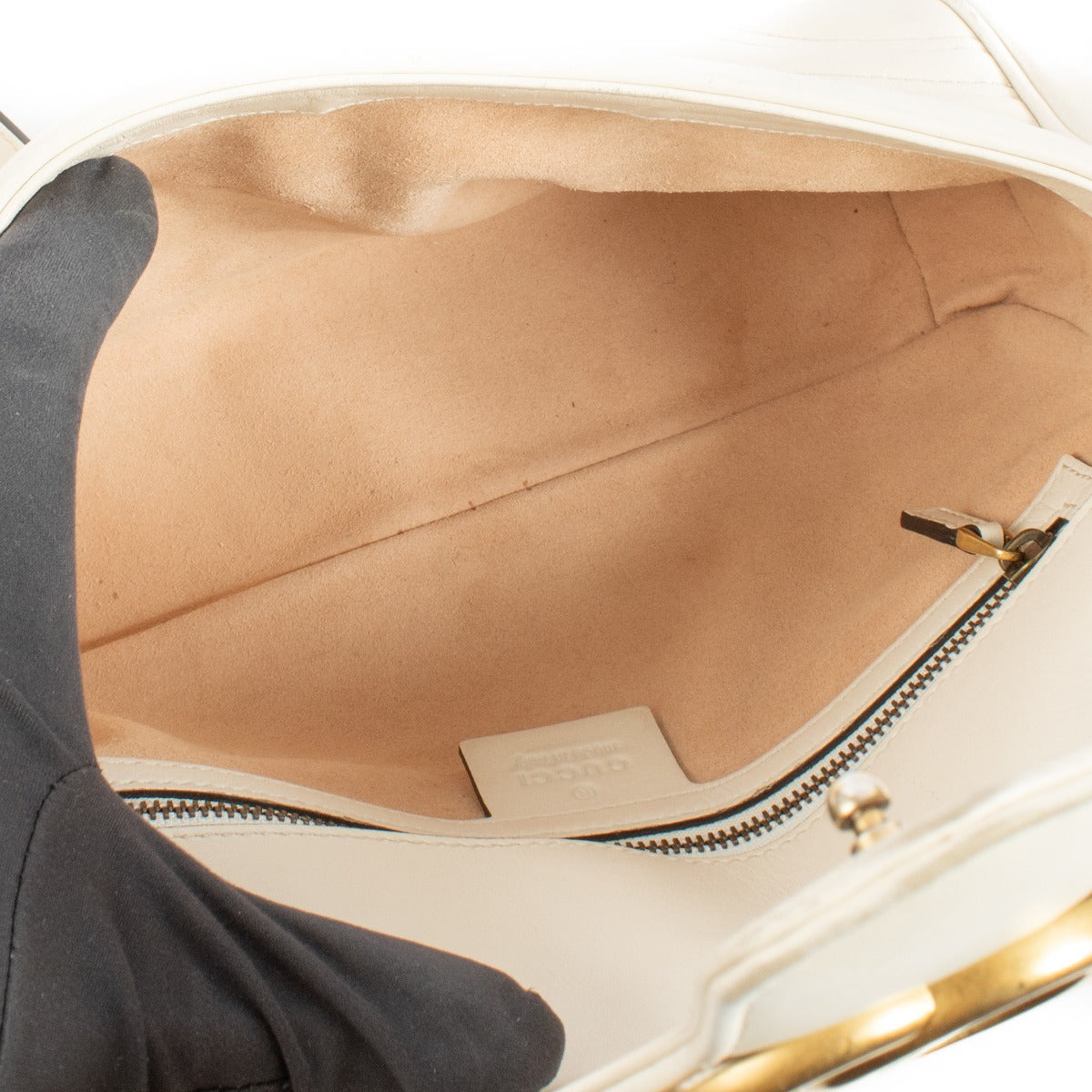 Gucci White Leather Marmont Bag for the best price at Labellov secondhand luxury in Antwerp and Knokke. We buy and sell your preloved and brand new designer bags.