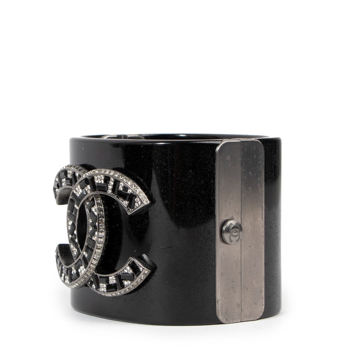 Bracelet manchette Chanel automne 2015 en résine noire siglée CC et cristal