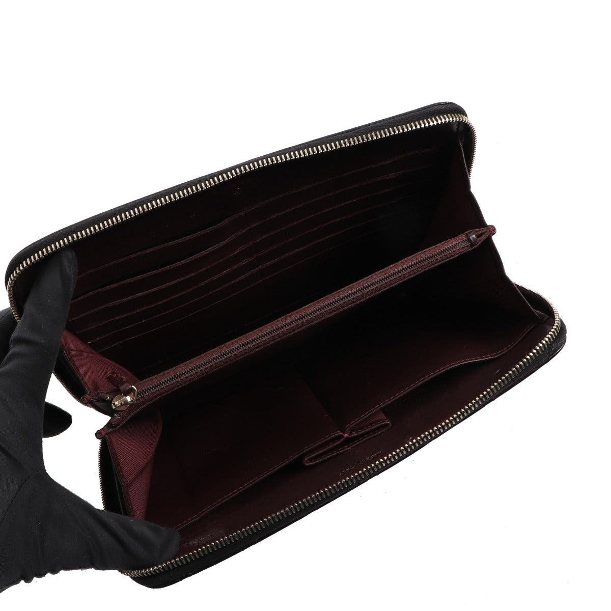 Pochette zippée classique Chanel en agneau noir