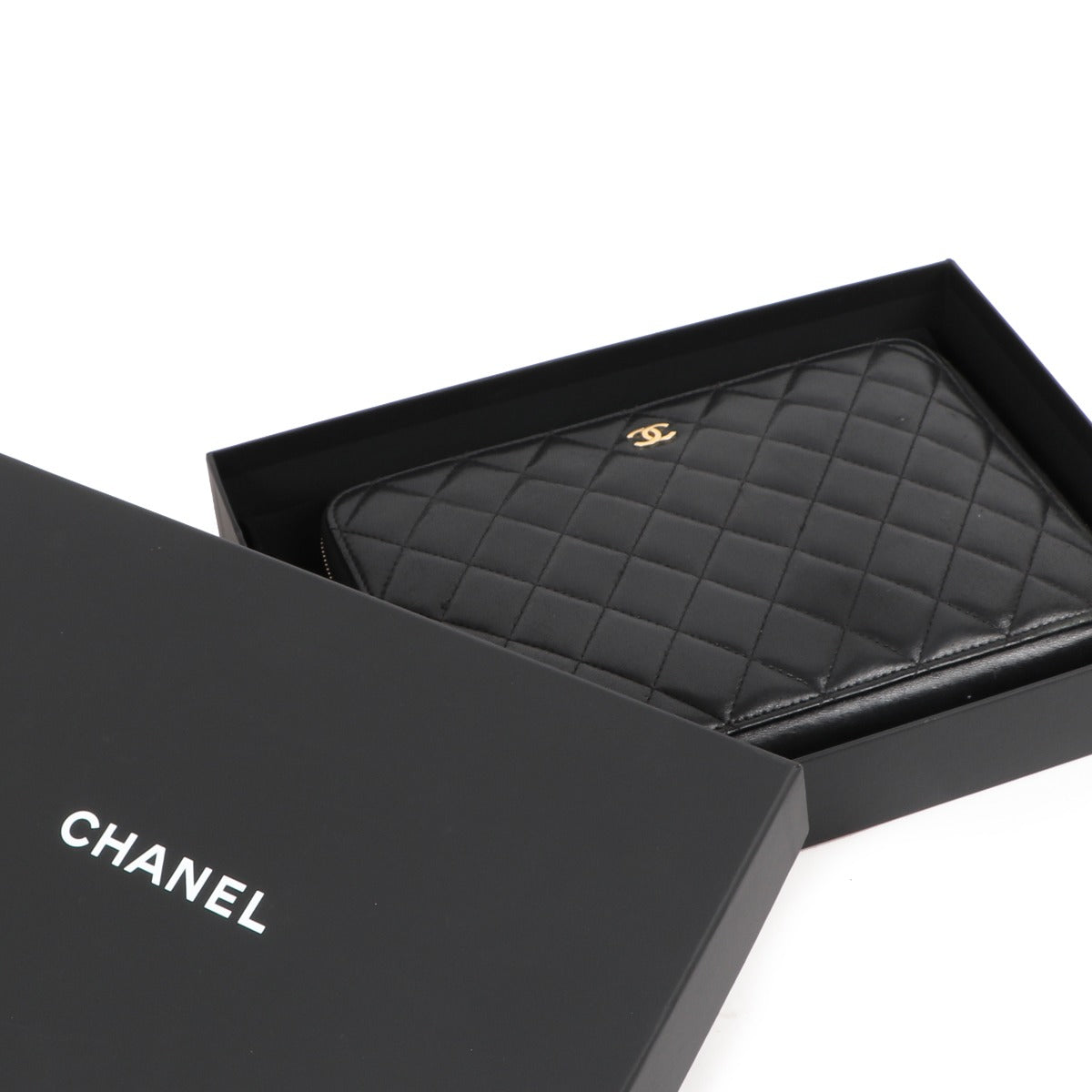 Pochette zippée classique Chanel en agneau noir