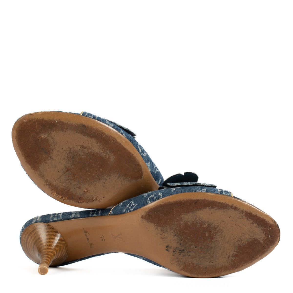 Shop safe online at Labellov in Antwerp, Brussels and Knokke this 100% authentic second hand Louis Vuitton Denim Monogram Mule Sandals - Size 39