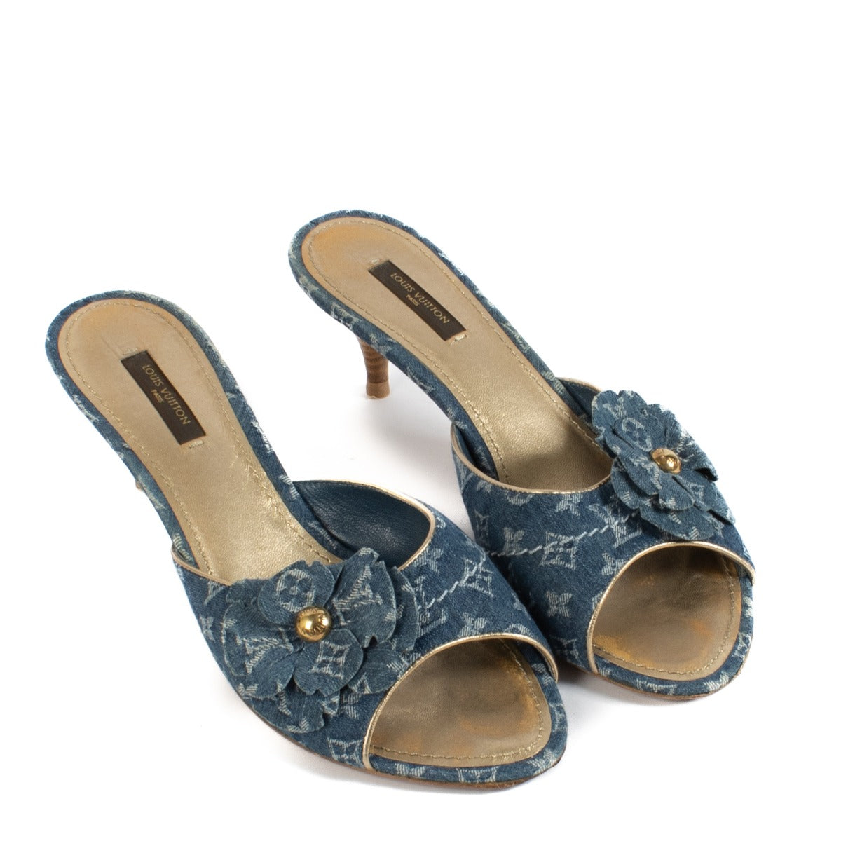Shop safe online at Labellov in Antwerp, Brussels and Knokke this 100% authentic second hand Louis Vuitton Denim Monogram Mule Sandals - Size 39