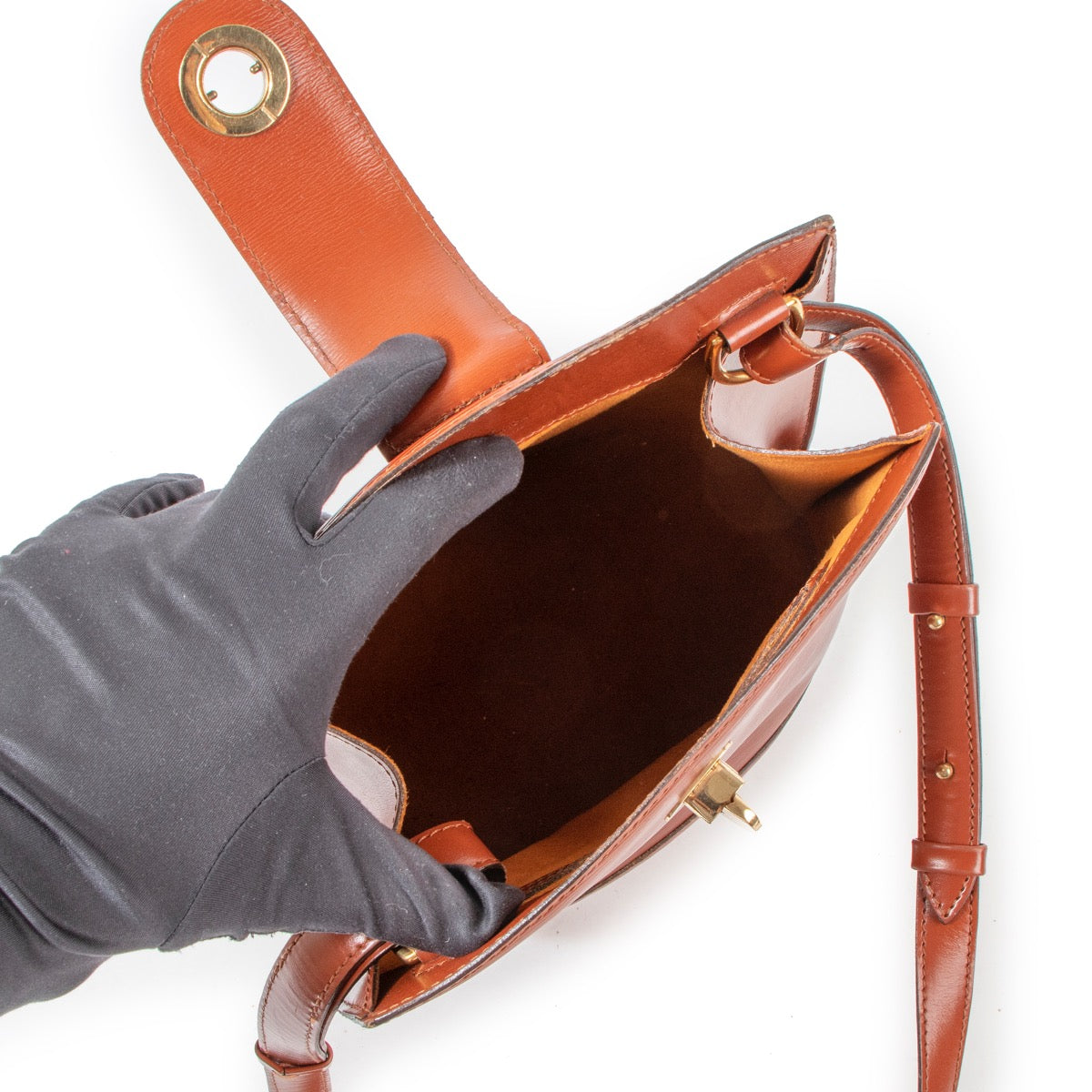 Buy an authentic second hand Louis Vuitton Kenyan Fawn Epi Cluny Shoulder Bag in very good condition at Labellov.
