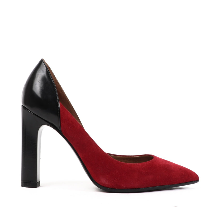 Hermès Burgundy Suede Pumps. Buy authentic secondhand Hermès shoes at the right price at LabelLOV vintage webshop. Safe and secure online shopping. Koop authentieke tweedehands Hermès shoes met juiste prijs bij LabelLOV.