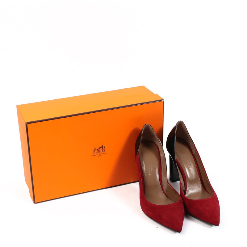 Hermès Burgundy Suede Pumps. Buy authentic secondhand Hermès shoes at the right price at LabelLOV vintage webshop. Safe and secure online shopping. Koop authentieke tweedehands Hermès shoes met juiste prijs bij LabelLOV.