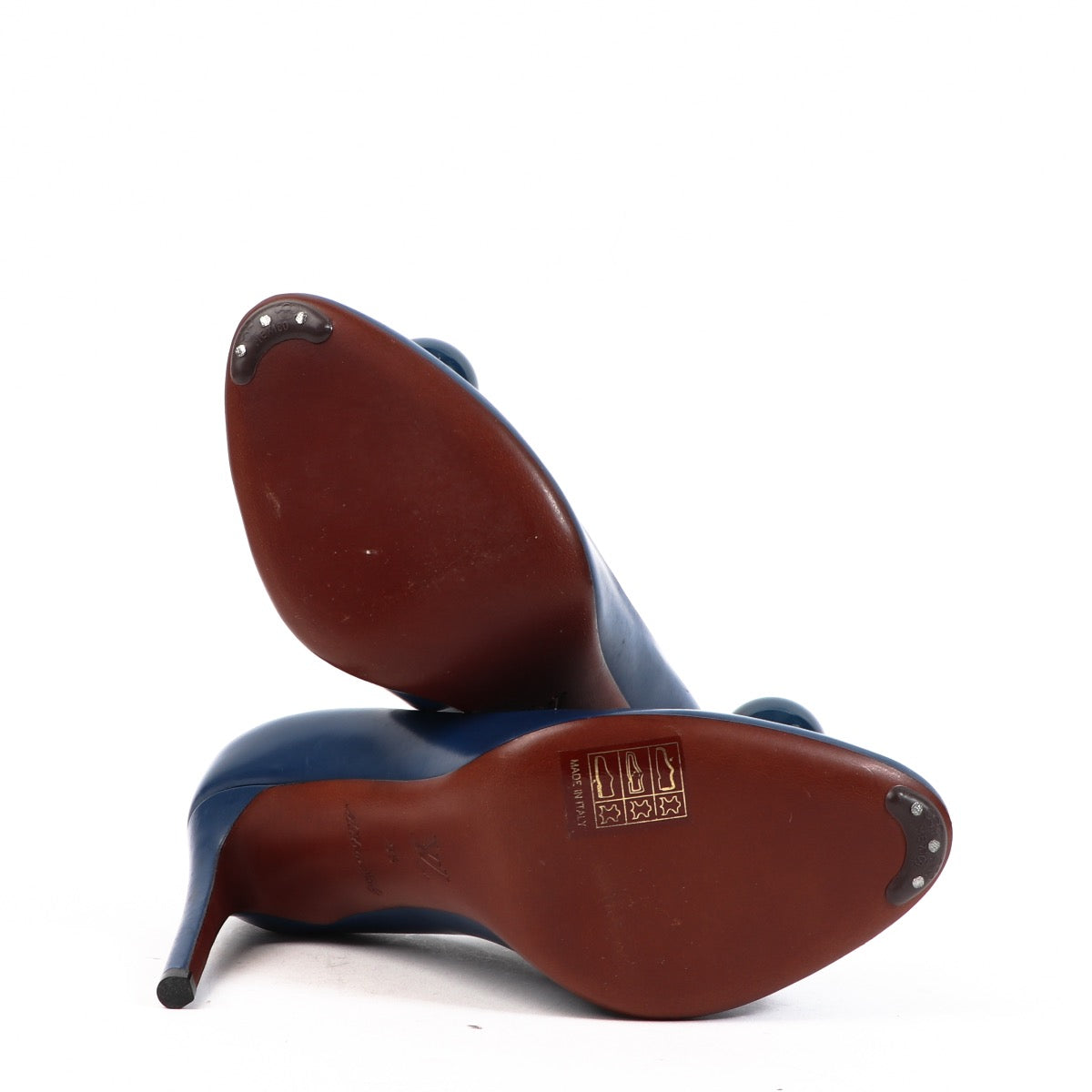 Buy authentic Louis Vuitton heels at the Labellov webshop. Tweedehands Louis Vuitton hakken kopen. achetez Louis Vuitton escarpins sur le webshop de Labellov