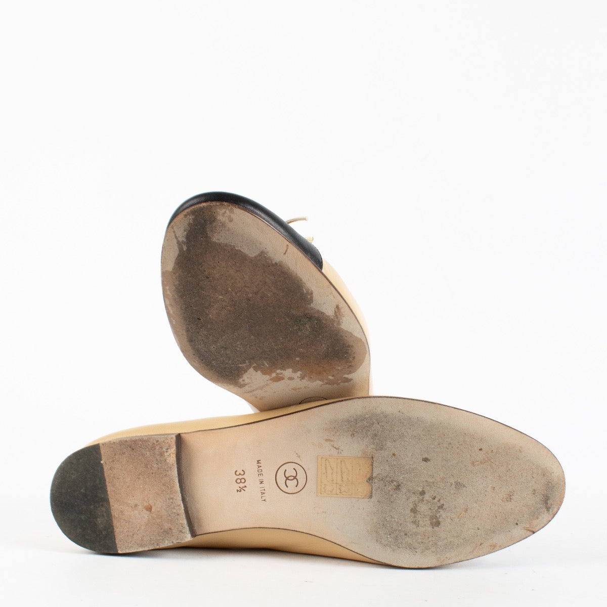 Shop safe online at Labellov in Antwerp, Brussels and KNokke these 100% authentic second hand Chanel Two-Tone Ballerina Flats - size 38,5