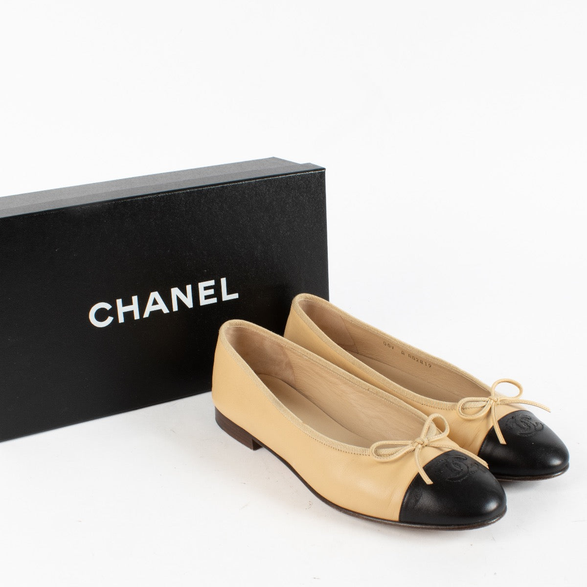 Shop safe online at Labellov in Antwerp, Brussels and KNokke these 100% authentic second hand Chanel Two-Tone Ballerina Flats - size 38,5