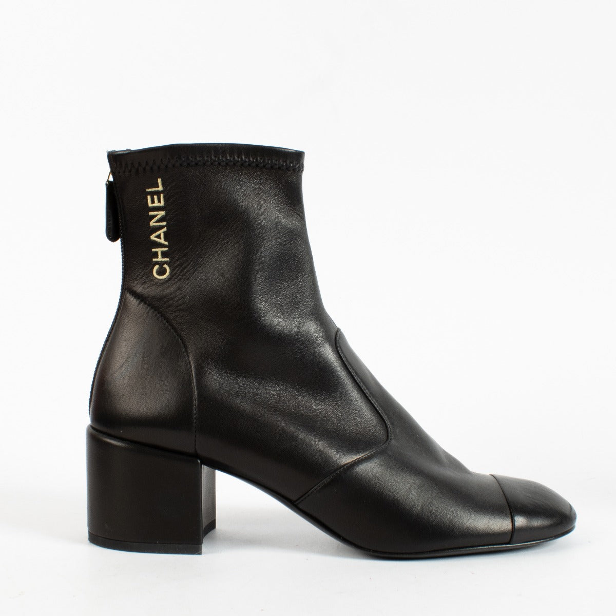 Bottes courtes Chanel 22A en agneau stretch noir avec logo - Taille 39