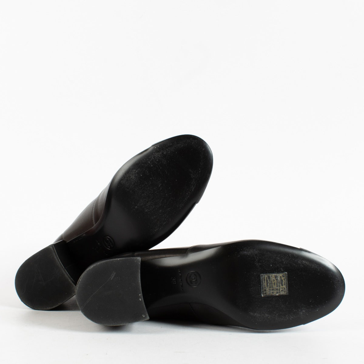 Bottes courtes Chanel 22A en agneau stretch noir avec logo - Taille 39