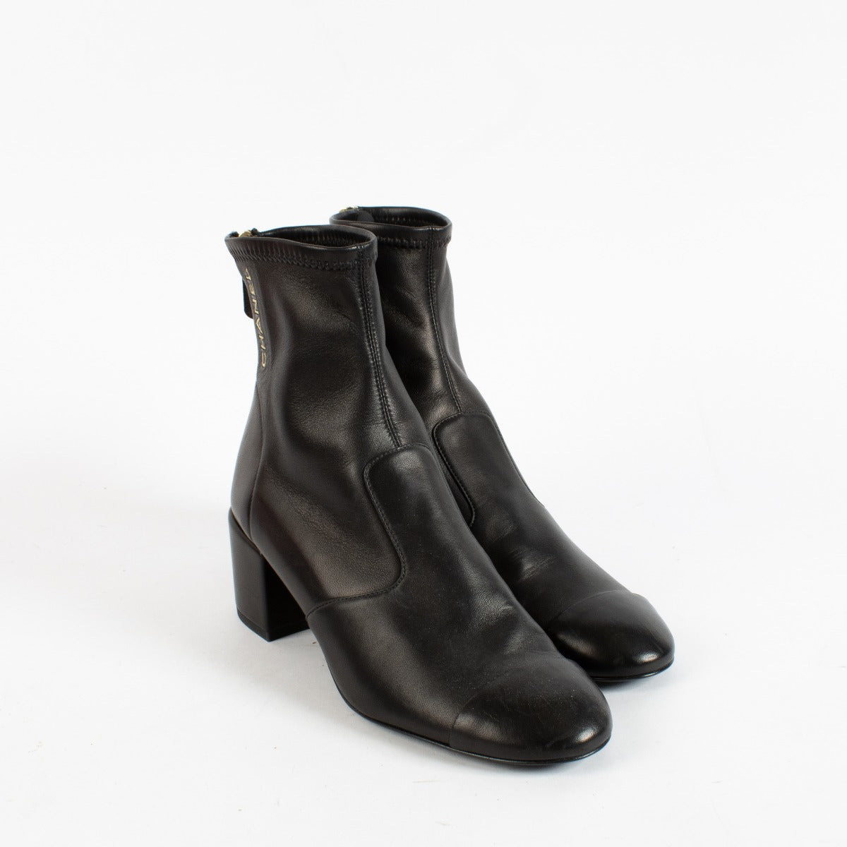 Bottes courtes Chanel 22A en agneau stretch noir avec logo - Taille 39