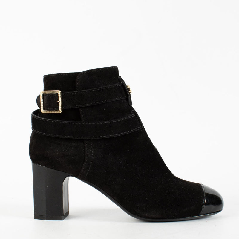 Shop safe online at Labellov in Antwerp, Brussels and Knokke these 100% authentic second hand Chanel Black Suede Strappy Ankle Boots - size 38