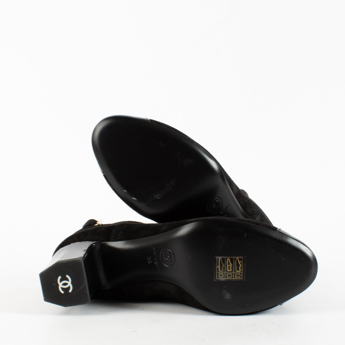 Shop safe online at Labellov in Antwerp, Brussels and Knokke these 100% authentic second hand Chanel Black Suede Strappy Ankle Boots - size 38