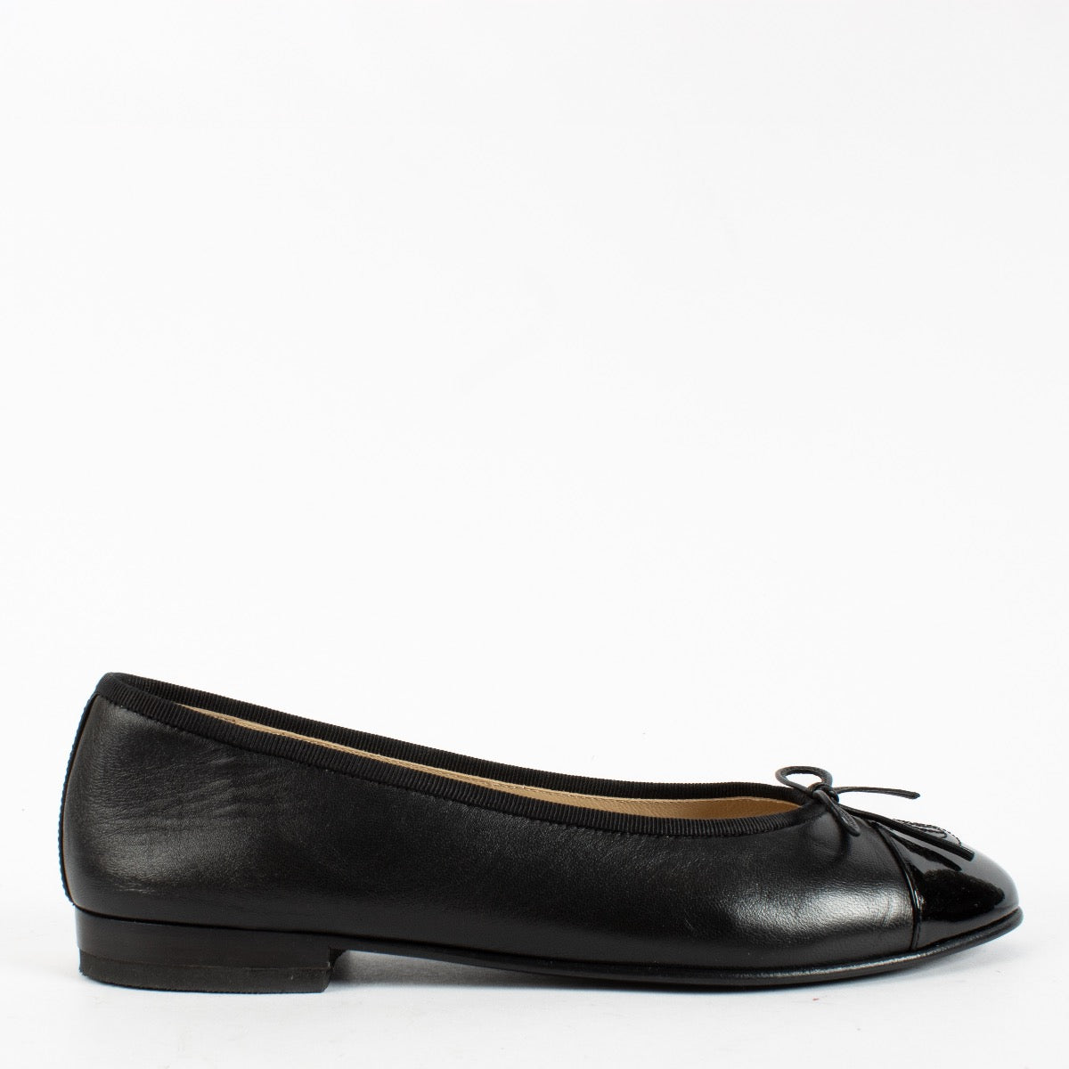 Shop safe online at Labellov in Antwerp, Brussels and knokke these 100% authentic second hand Chanel Silver Patent Ballerina Flats - size 38,5