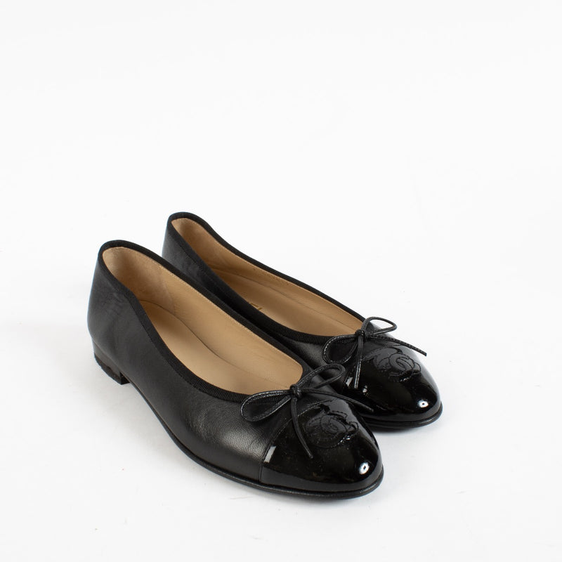 Shop safe online at Labellov in Antwerp, Brussels and knokke these 100% authentic second hand Chanel Silver Patent Ballerina Flats - size 38,5