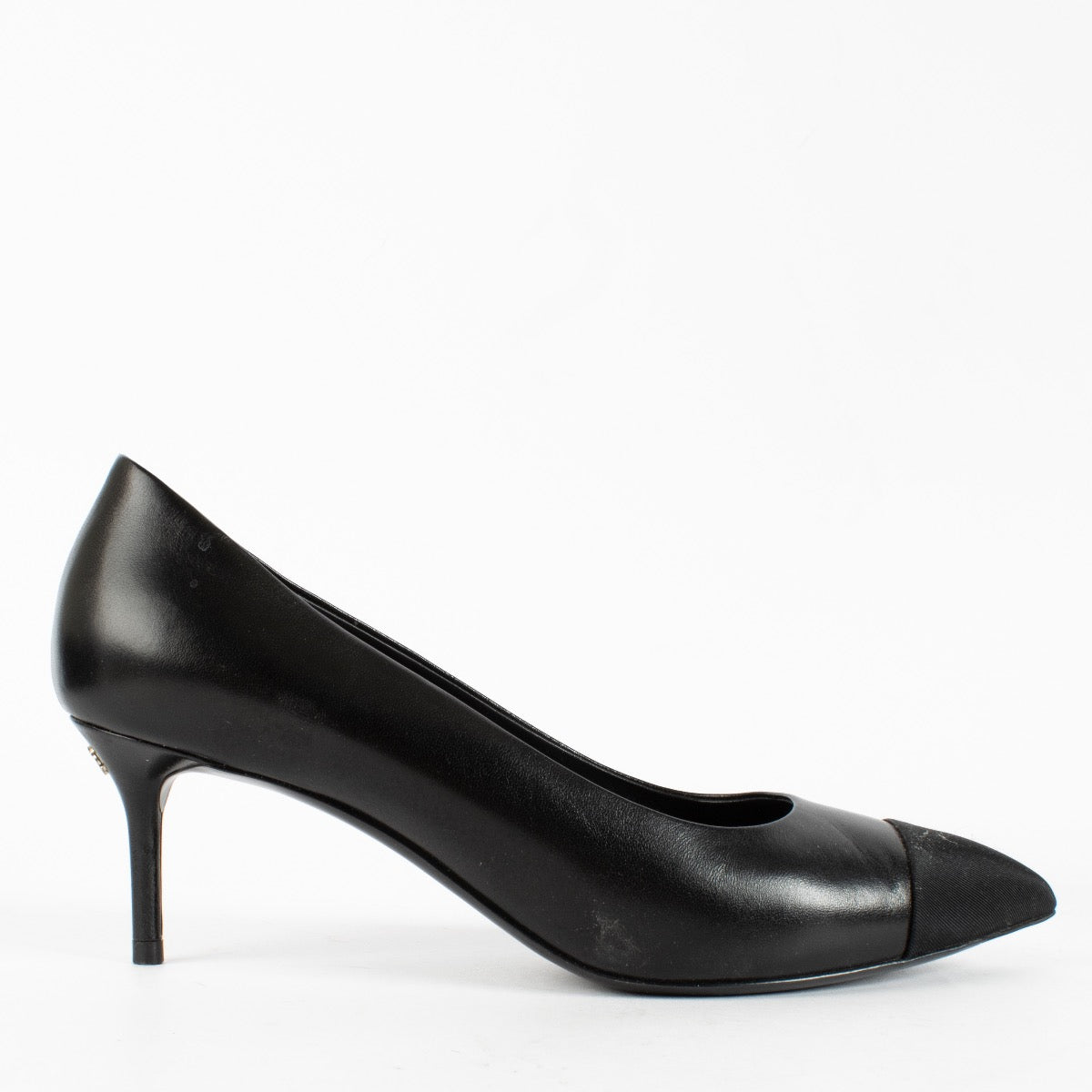 Shop safe online at Labellov in Antwerp, Brussels and Knokke these 100% authentic second hand Chanel Black Kitten Heels - Size 38