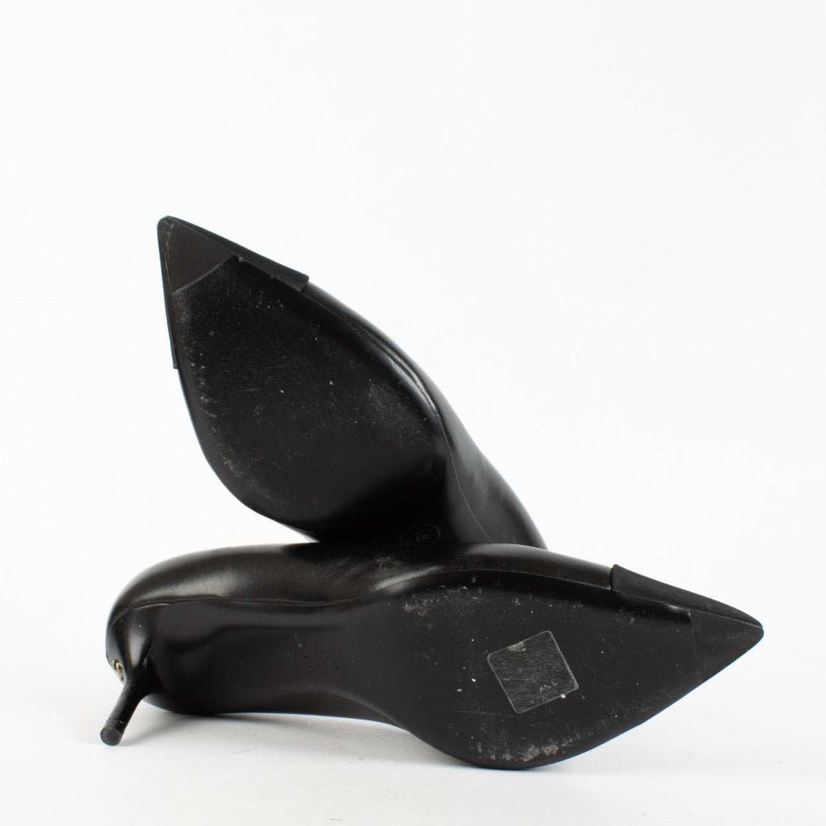 Shop safe online at Labellov in Antwerp, Brussels and Knokke these 100% authentic second hand Chanel Black Kitten Heels - Size 38