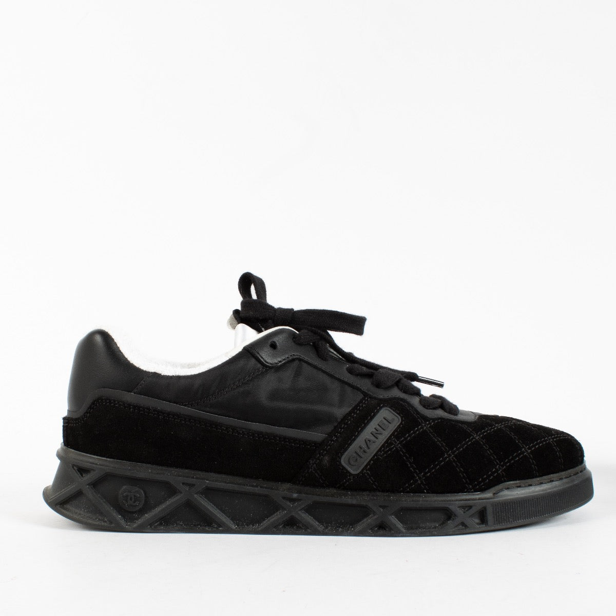 Shop safe online at Labellov in Antwerp, Brussels and Knokke these 100% authentic second hand Chanel Black Sneakers - size 38