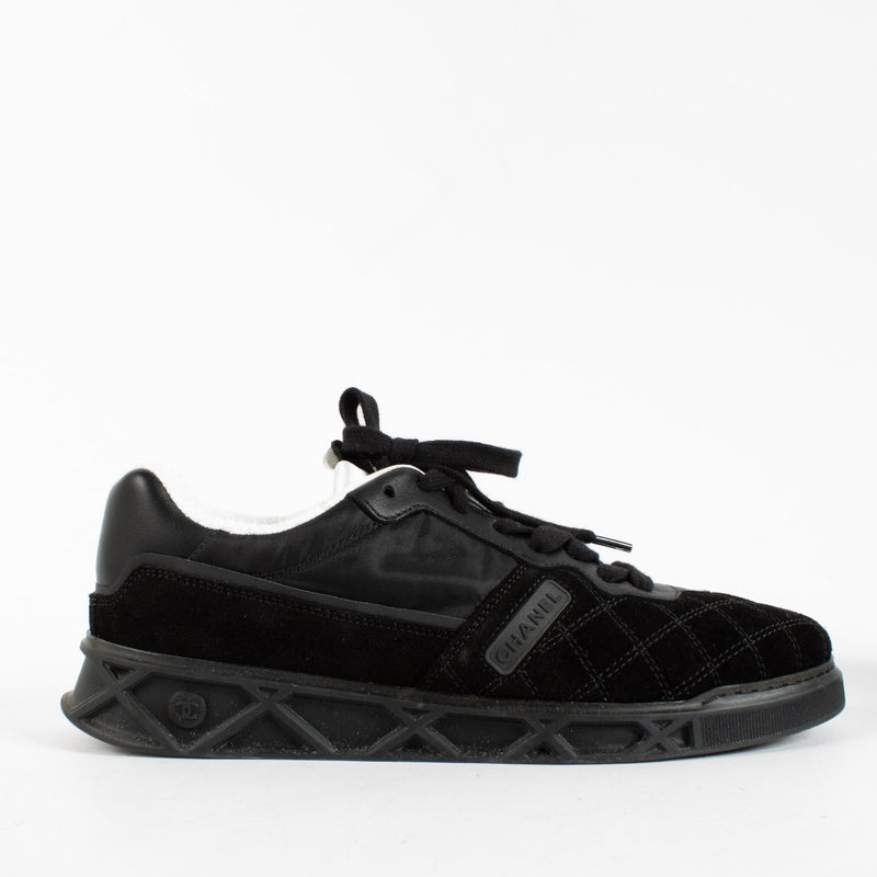 Shop safe online at Labellov in Antwerp, Brussels and Knokke these 100% authentic second hand Chanel Black Sneakers - size 38