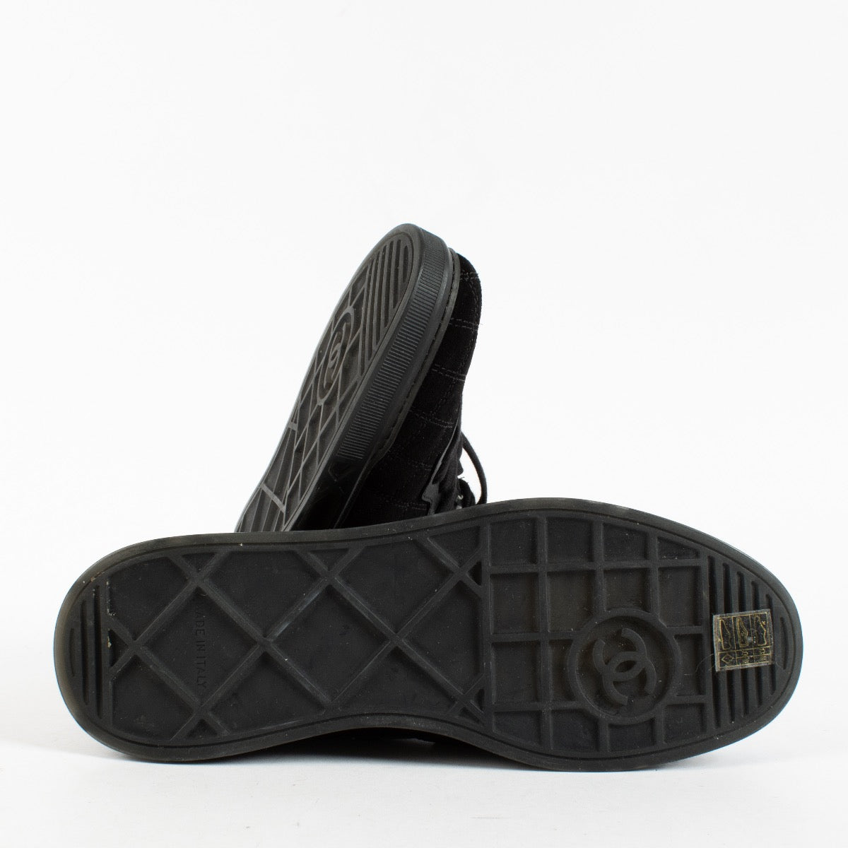 Shop safe online at Labellov in Antwerp, Brussels and Knokke these 100% authentic second hand Chanel Black Sneakers - size 38