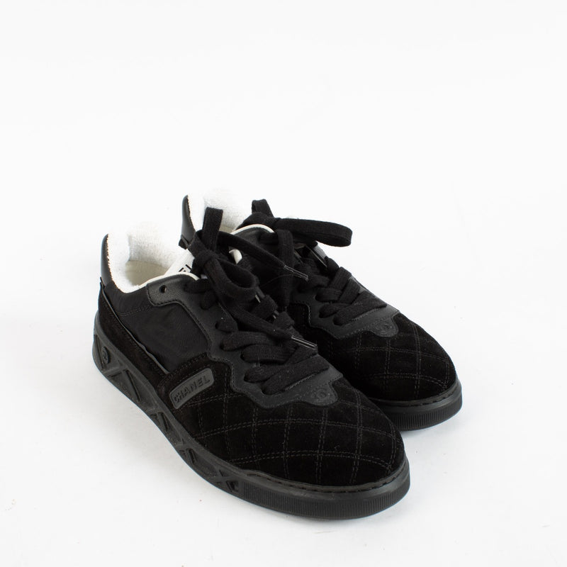 Shop safe online at Labellov in Antwerp, Brussels and Knokke these 100% authentic second hand Chanel Black Sneakers - size 38
