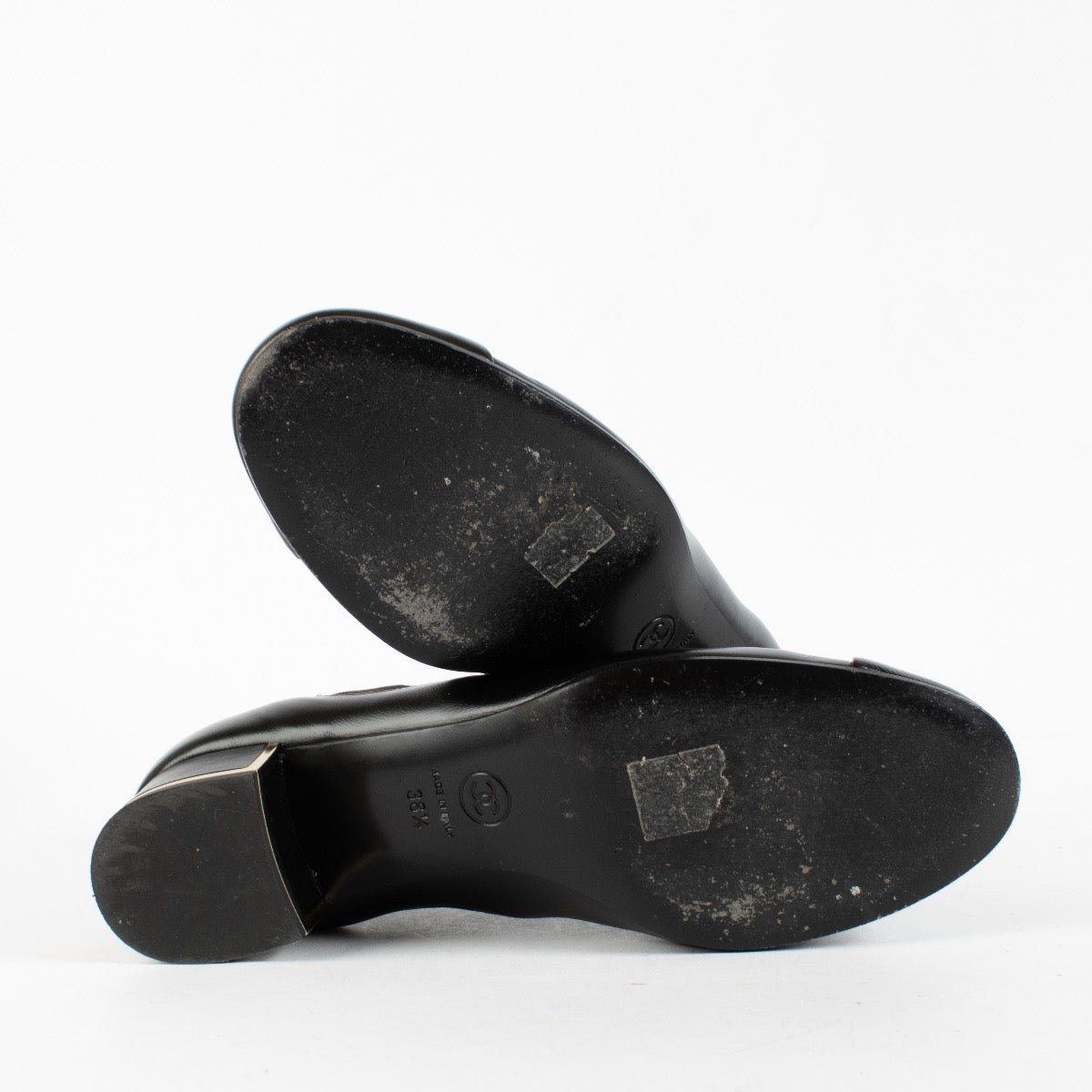 Shop safe online at Labellov in Antwerp, Brussels and KNokke these 100% authentic second hand Chanel Black Shiny Metal Heel Boots - size 38,5
