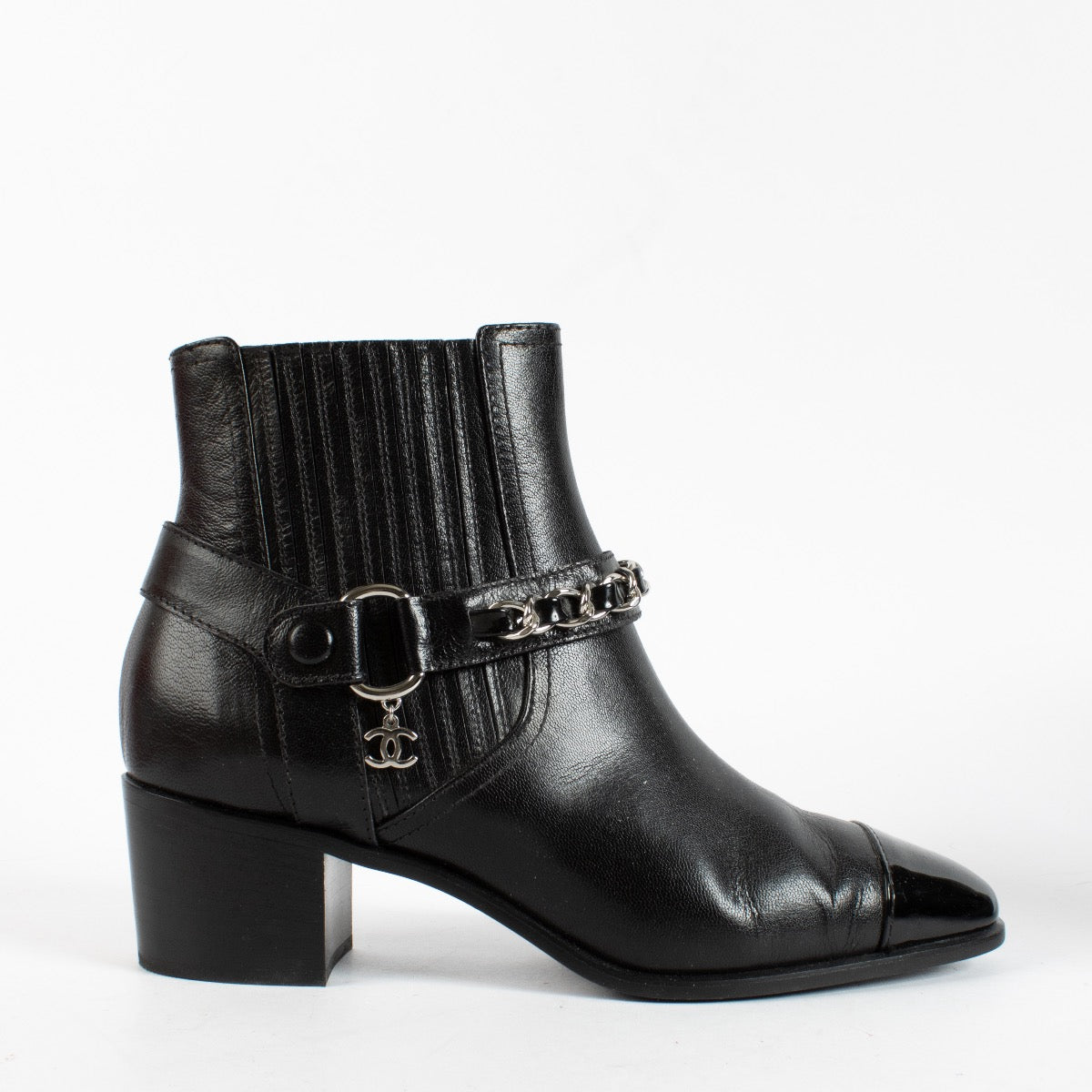 Shop safe online at Labellov in Antwerp, Brussels and Knokke these 100% authentic second hand Chanel Black Chain Cowboy Boots - Size 38
