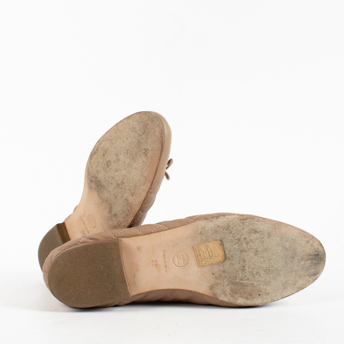 Shop safe online at Labellov in Antwerp, Brussels and KNokke these 100% authentic second hand Chanel Dark Beige Quilted Ballerina Flats - Size 38
