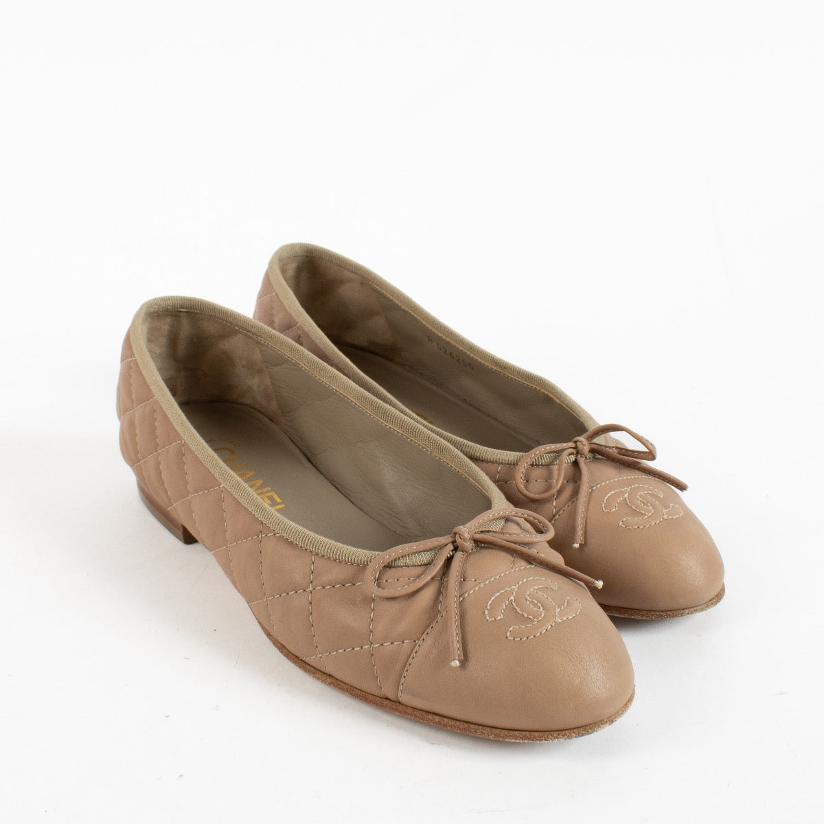 Shop safe online at Labellov in Antwerp, Brussels and KNokke these 100% authentic second hand Chanel Dark Beige Quilted Ballerina Flats - Size 38