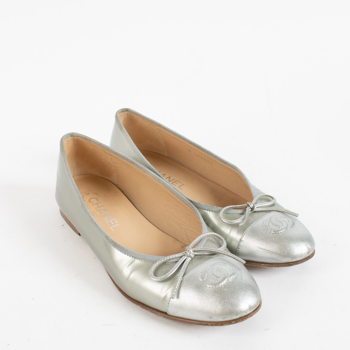 Shop safe online at Labellov in Antwerp, Brussels and knokke these 100% authentic second hand Chanel Silver Patent Ballerina Flats - size 38,5