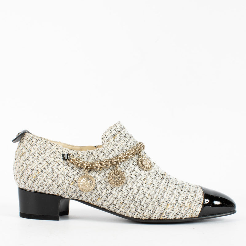 Shop safe online at Labellov in Antwerp, Brussels and Knokke these 100% authentic second hand Chanel White Tweed Charm Heeled Loafers - size 39