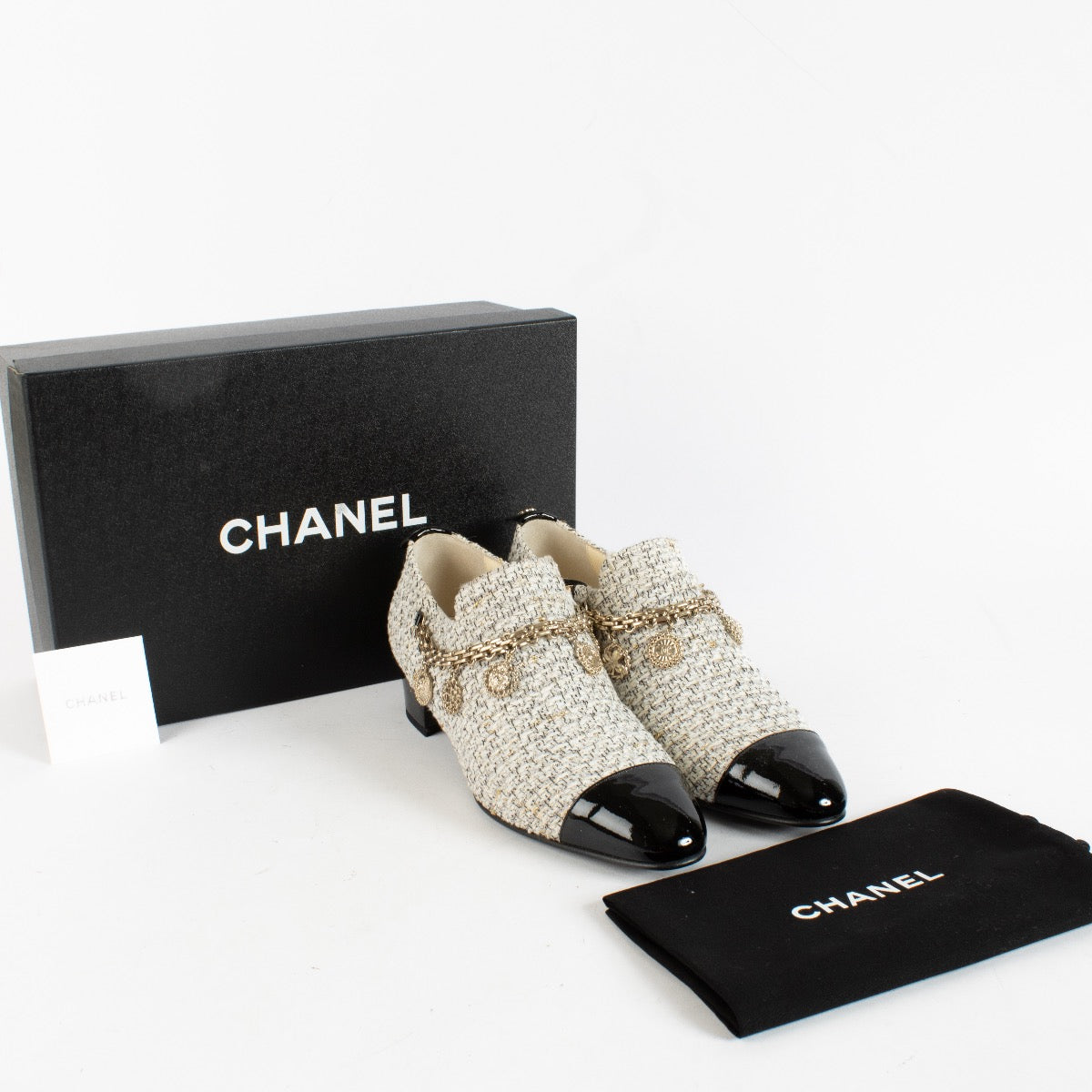 Shop safe online at Labellov in Antwerp, Brussels and Knokke these 100% authentic second hand Chanel White Tweed Charm Heeled Loafers - size 39