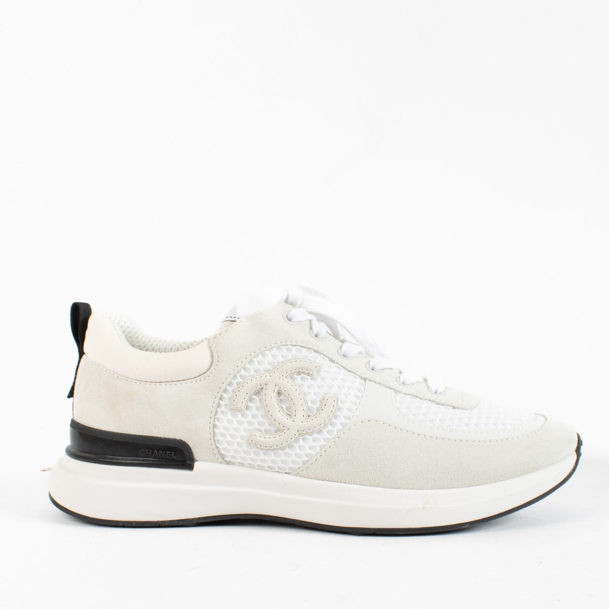Shop safe online at Labellov in Antwerp, Brussels and Knokke these 100% authentic second hand Chanel White Logo Sneakers - size 38,5