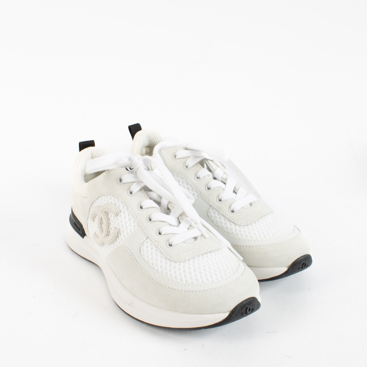 Shop safe online at Labellov in Antwerp, Brussels and Knokke these 100% authentic second hand Chanel White Logo Sneakers - size 38,5