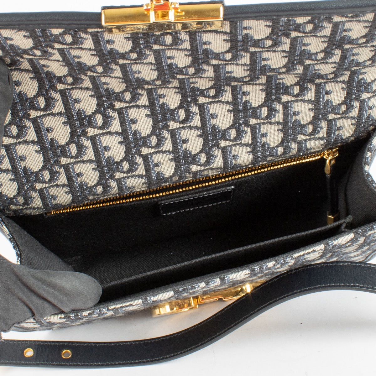 Authentic preloved Christian Dior Blue Oblique 30 Montaigne Bag on Labellov.com