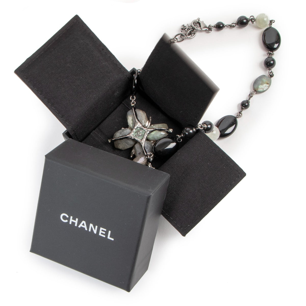 Buy an authentic second hand Chanel 2014 Necklace in very good condition at Labellov Antwerp.
