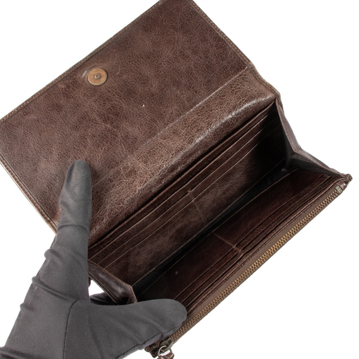 Shop safe online at Labellov in Antwerp, Brussels and Knokke this 100% authentic second hand Balenciaga Brown Long City Wallet