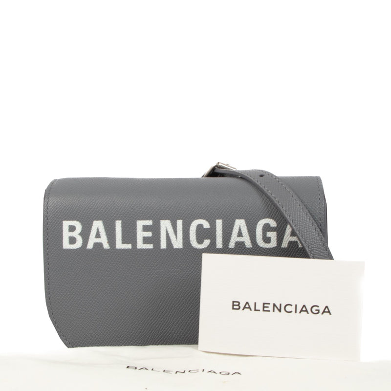 Shop safe online at Labellov in Antwerp, Brussels and Knokke this 100% authentic second hand Balenciaga Grey Logo Ville Day Crossbody. Veilig online tweedehands authentieke Balenciaga Grey Logo Ville Day handtas kopen bij Labellov.