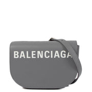 Shop safe online at Labellov in Antwerp, Brussels and Knokke this 100% authentic second hand Balenciaga Grey Logo Ville Day Crossbody. Veilig online tweedehands authentieke Balenciaga Grey Logo Ville Day handtas kopen bij Labellov.