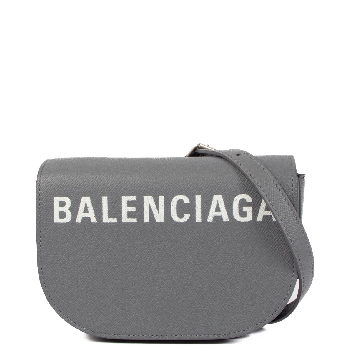 Shop safe online at Labellov in Antwerp, Brussels and Knokke this 100% authentic second hand Balenciaga Grey Logo Ville Day Crossbody. Veilig online tweedehands authentieke Balenciaga Grey Logo Ville Day handtas kopen bij Labellov.