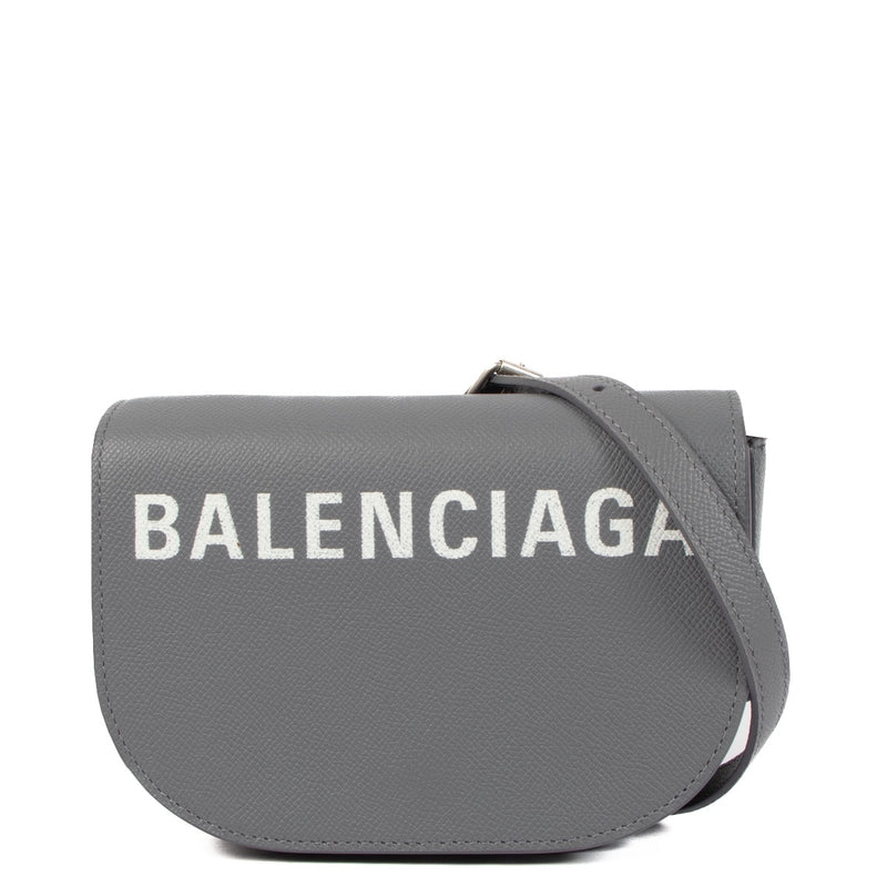 Shop safe online at Labellov in Antwerp, Brussels and Knokke this 100% authentic second hand Balenciaga Grey Logo Ville Day Crossbody. Veilig online tweedehands authentieke Balenciaga Grey Logo Ville Day handtas kopen bij Labellov.