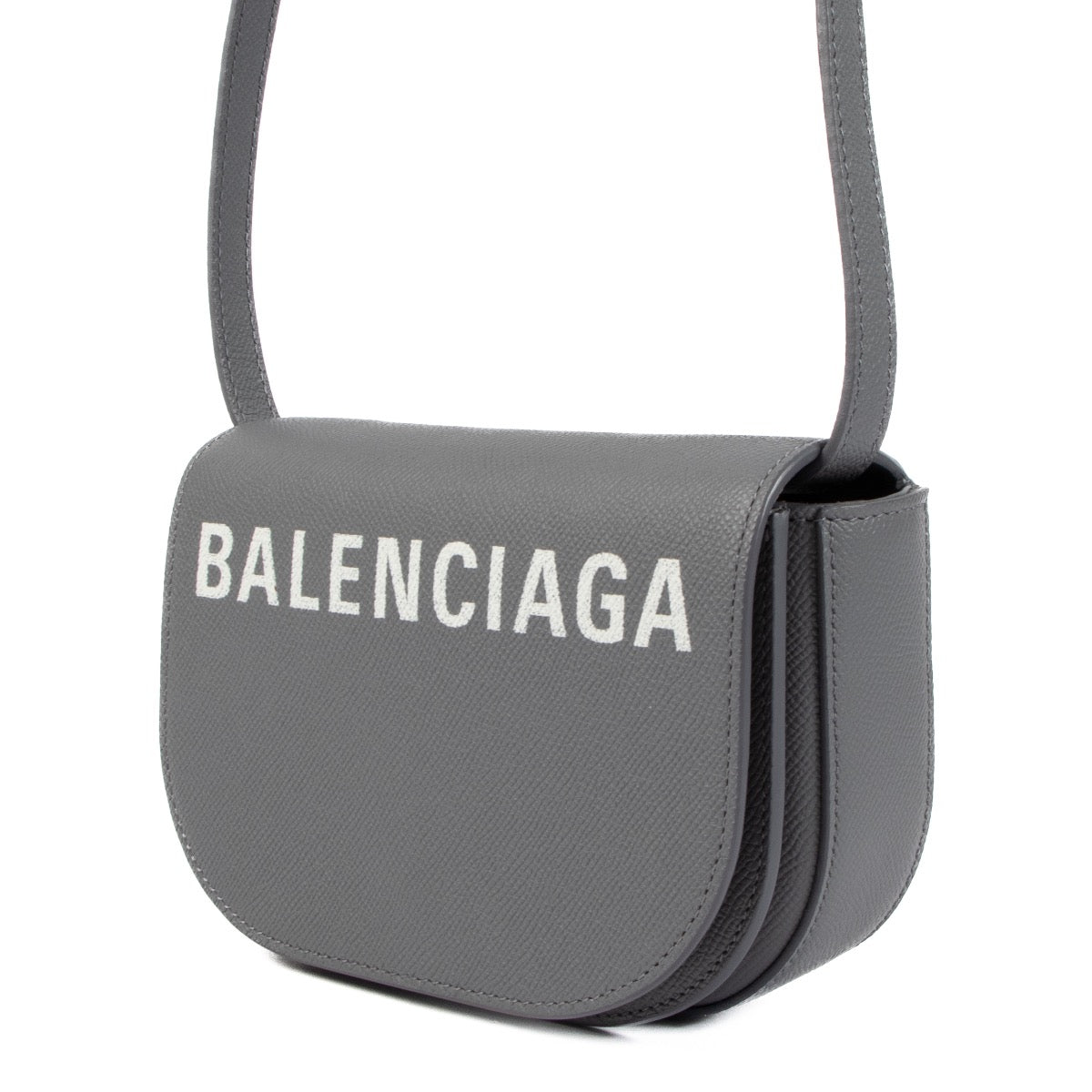 Shop safe online at Labellov in Antwerp, Brussels and Knokke this 100% authentic second hand Balenciaga Grey Logo Ville Day Crossbody. Veilig online tweedehands authentieke Balenciaga Grey Logo Ville Day handtas kopen bij Labellov.