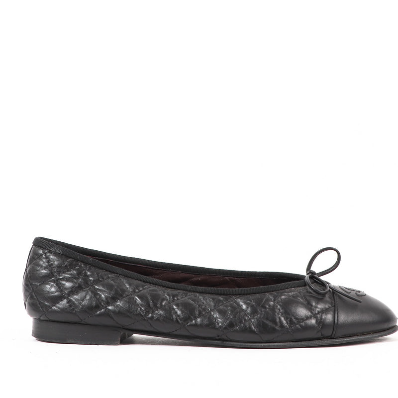 Shop safe online at Labellov in Antwerp this 100% authentic second hand Chanel Black Quilted Leather Flats - size 40
