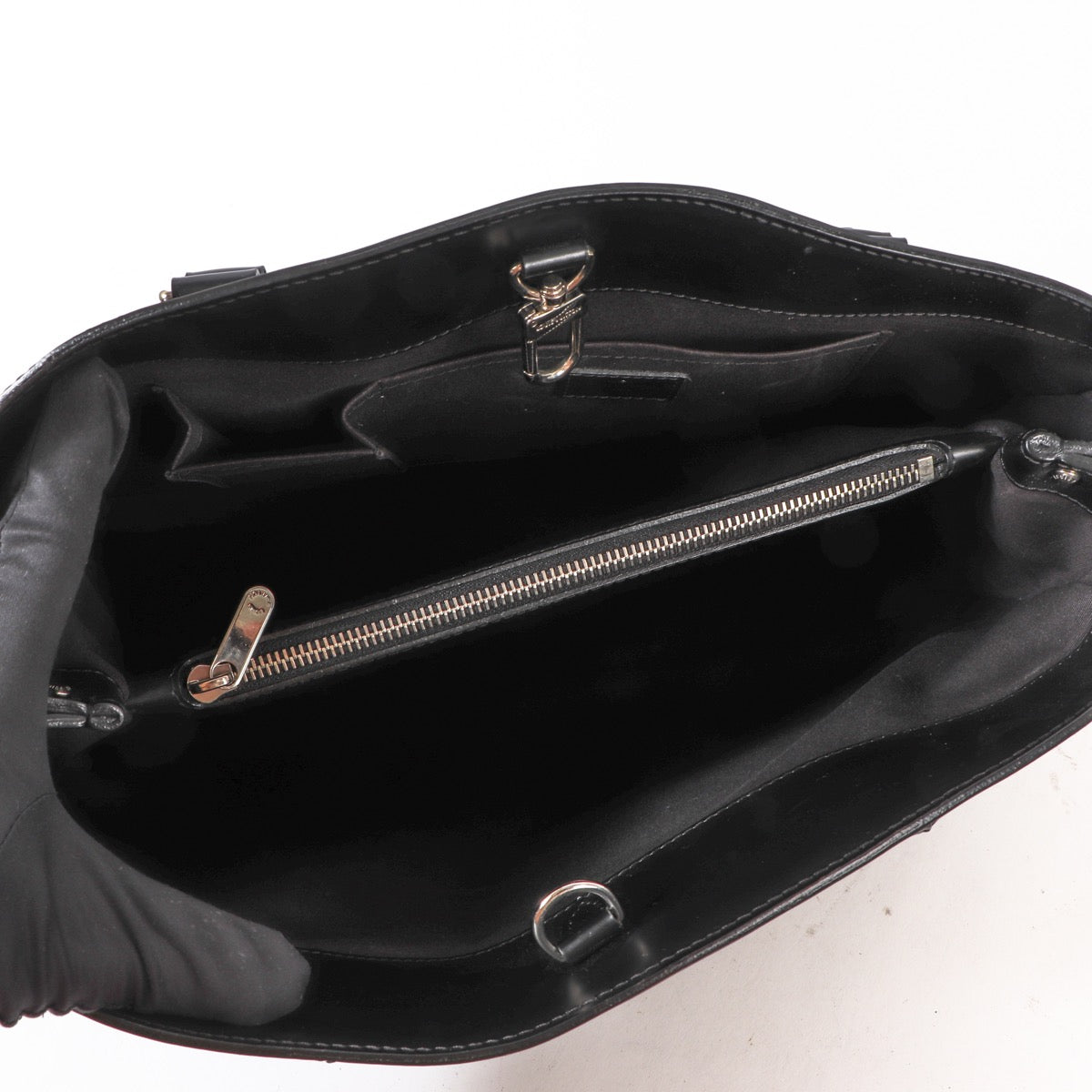 Shop safe online at Labellov in Antwerp this 100% authentic second hand Louis Vuitton Black Epi Leather Passy GM Shoulder Bag